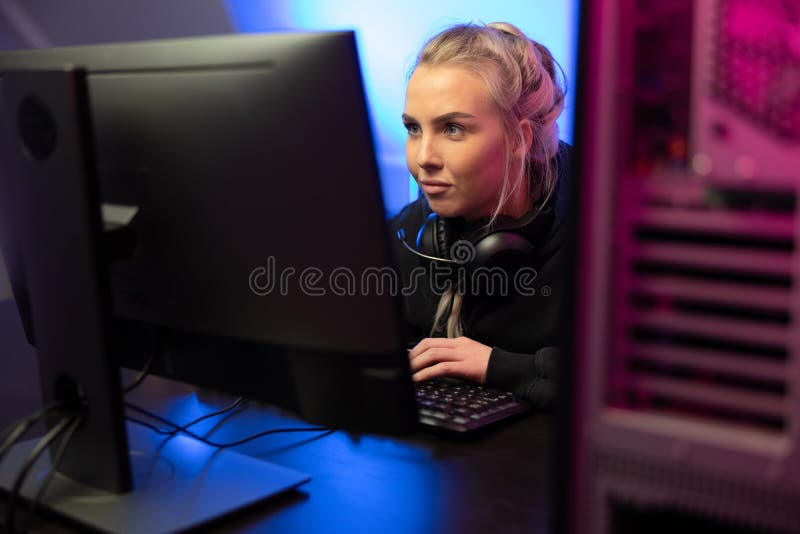 Jucător profesionist de noroc concentrat cu jocuri video online pe calculator royalty free stock photo