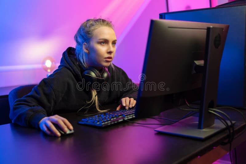 Jucător profesionist de noroc concentrat în jocuri video online pe calculator royalty free stock photo