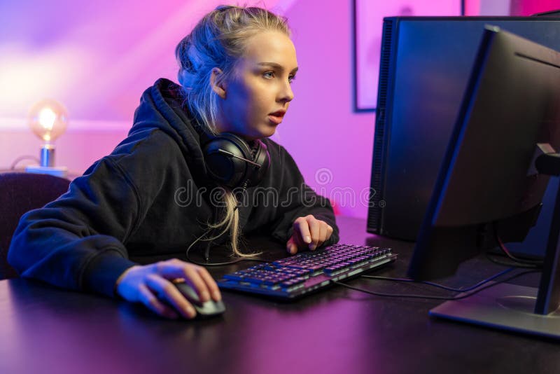 Jucător profesionist de noroc concentrat în jocuri video online pe calculator royalty free stock images