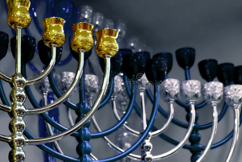 Judiska ljusstakar, menoror och festlig Chanukkah royaltyfria foton Judiska ljusstakar, menoror och festlig Chanukkah royaltyfria foton