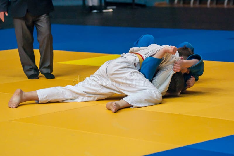 Combattenti Di Judoka Durante La Lotta Nei Concorsi Di Judo Immagine