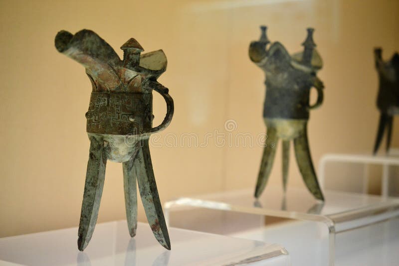 Jue - Chinese bronze ritual tripod wine vessel in Shanghai Museum ancient artifact CHINA