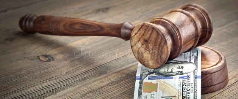 Jueces o subastadores mazo y pila del dinero en fondo de madera imagen de archivo Jueces o subastadores mazo y pila del dinero en fondo de madera imagen de archivo