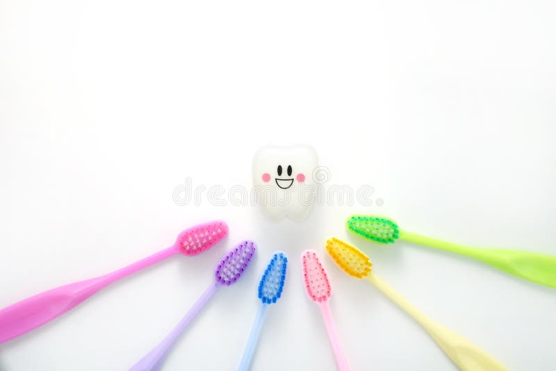 Juega los dientes dentales en un humor sonriente con el cepillo de dientes imagenes de archivo Juega los dientes dentales en un humor sonriente con el cepillo de dientes imagenes de archivo