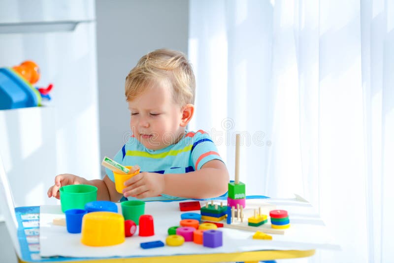 Juegan Al Nino De 2 Anos Con Los Juguetes De Los Colores Juguetes Educativos De La Logica De Los Ninos Juegos De Montessori Para Imagen De Archivo Imagen De Ladrillo Habilidades 201508453