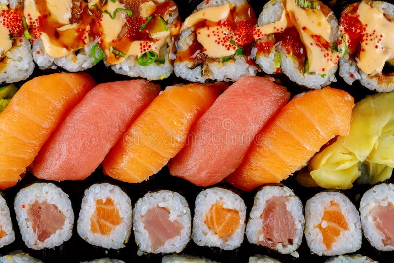 Juego de delicioso rollo de sushi fresco en una bandeja negra. comida japonesa foto de archivo