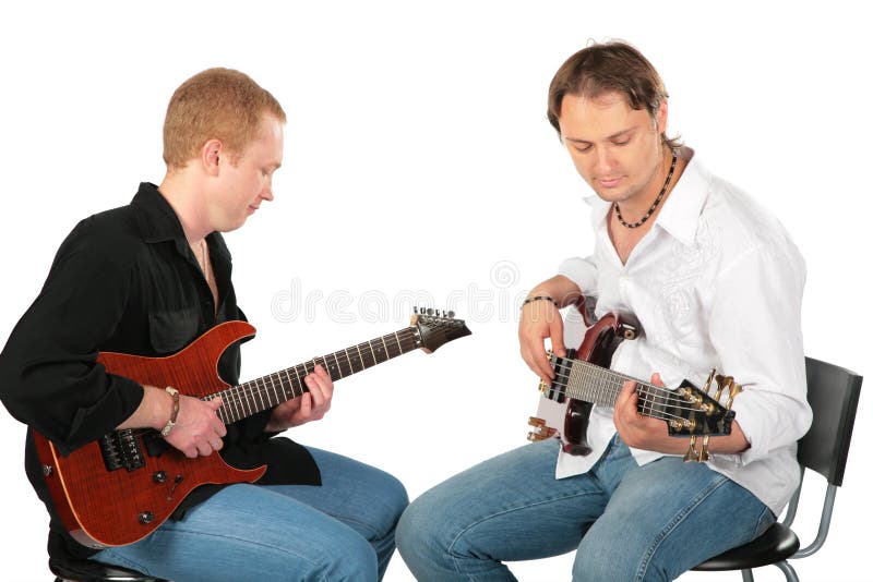 Juego de dos hombres que se sienta en las guitarras
