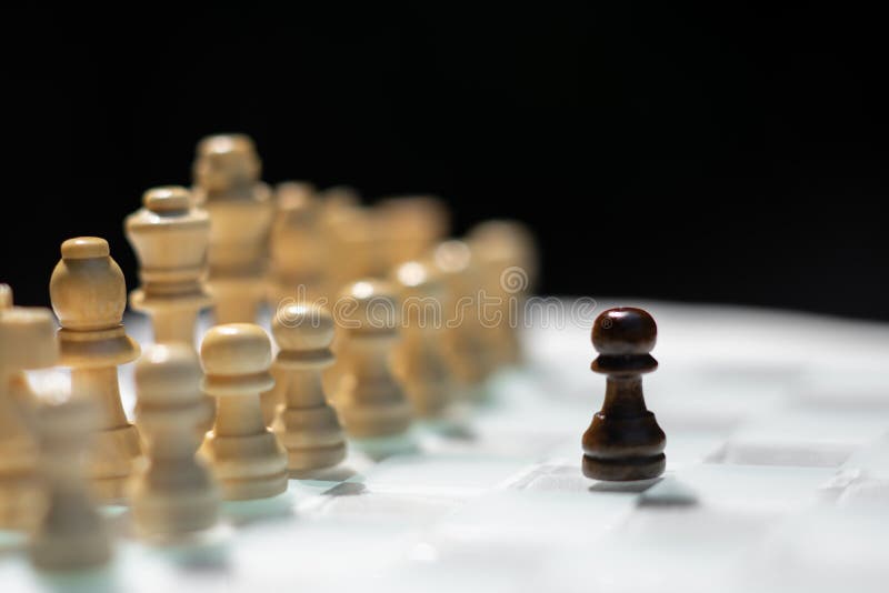 Juego de mesa del ajedrez, concepto competitivo del negocio, situaci?n dif?cil del encuentro, perdiendo y ganando