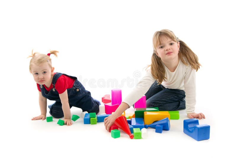 Pequeño Niño 4 Años, Jugando Con Un Gran Número De Juguetes Plásticos  Coloridos En El Cuarto, Construcción De Diverso Imagen de archivo - Imagen  de alegre, sitio: 121125345