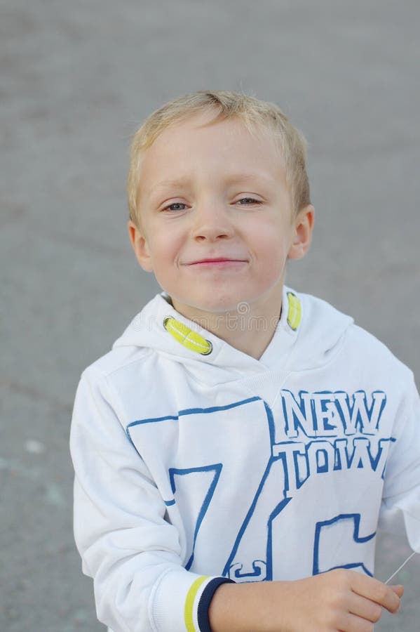 Juego de niños divertido y feliz en una cometa Se visten en las camisetas y los pantalones blancos Funcionamiento en la puesta de fotos de archivo libres de regalías Juego de niños divertido y feliz en una cometa Se visten en las camisetas y los pantalones blancos Funcionamiento en la puesta de fotos de archivo libres de regalías