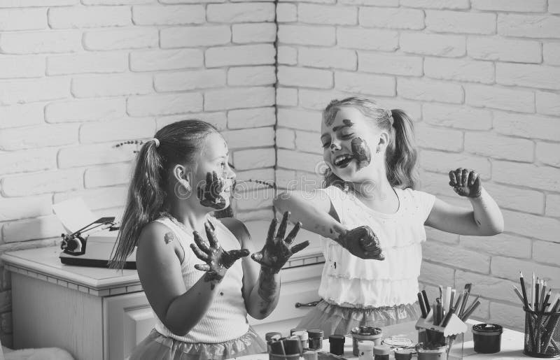 Juego de niños en casa con la pintura Niños que aprenden y que juegan foto de archivo libre de regalías Juego de niños en casa con la pintura Niños que aprenden y que juegan foto de archivo libre de regalías