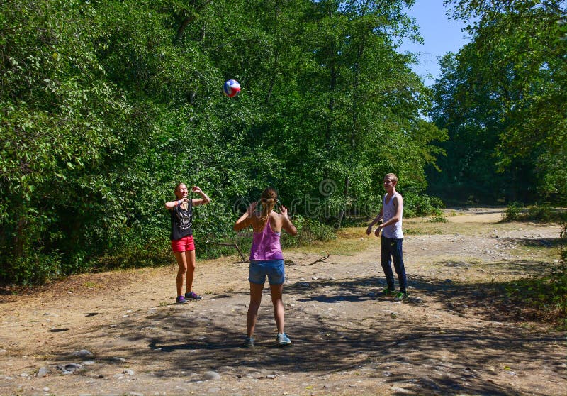 Juego de pelota, voleibol fotografía de archivo libre de regalías Juego de pelota, voleibol fotografía de archivo libre de regalías