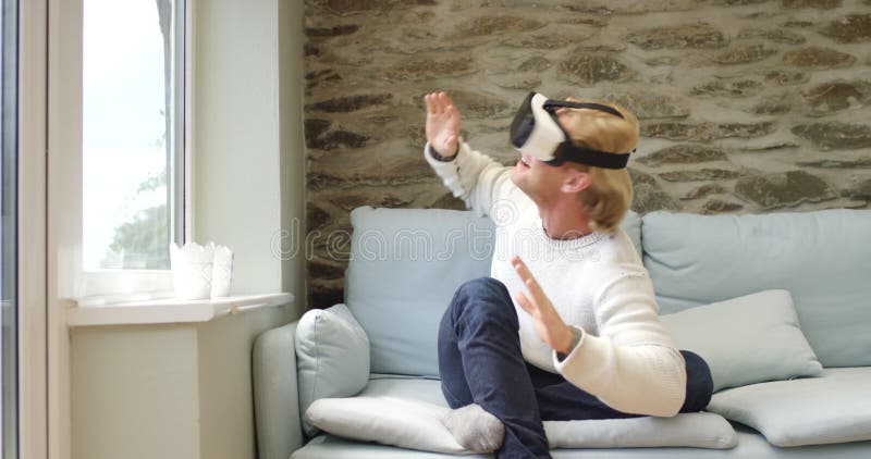 Juego de realidad virtual y metáfora con hombre en el sofá para tecnología 3d cibernética y futurista. sorprendido digital y