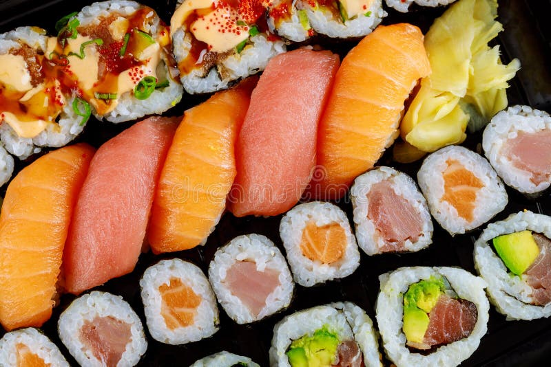 Juego de rollos de sushi fresco saludable con cierre de jengibre. comida japonesa foto de archivo