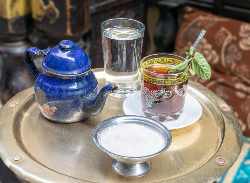 Juego de té tradicional de la menta en la tabla de cobre, El Cairo, Egipto imagen de archivo Juego de té tradicional de la menta en la tabla de cobre, El Cairo, Egipto imagen de archivo