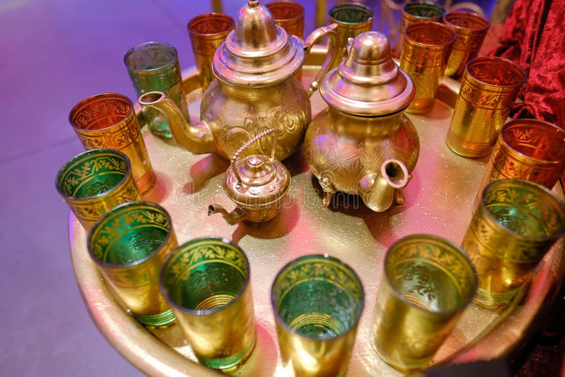 Juego de té árabe tradicional y fechas secadas Visión superior imágenes de archivo libres de regalías Juego de té árabe tradicional y fechas secadas Visión superior imágenes de archivo libres de regalías