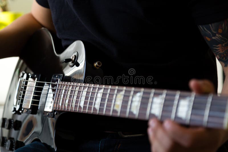 Juego del guitarrista en la guitarra eléctrica foto de archivo Juego del guitarrista en la guitarra eléctrica foto de archivo