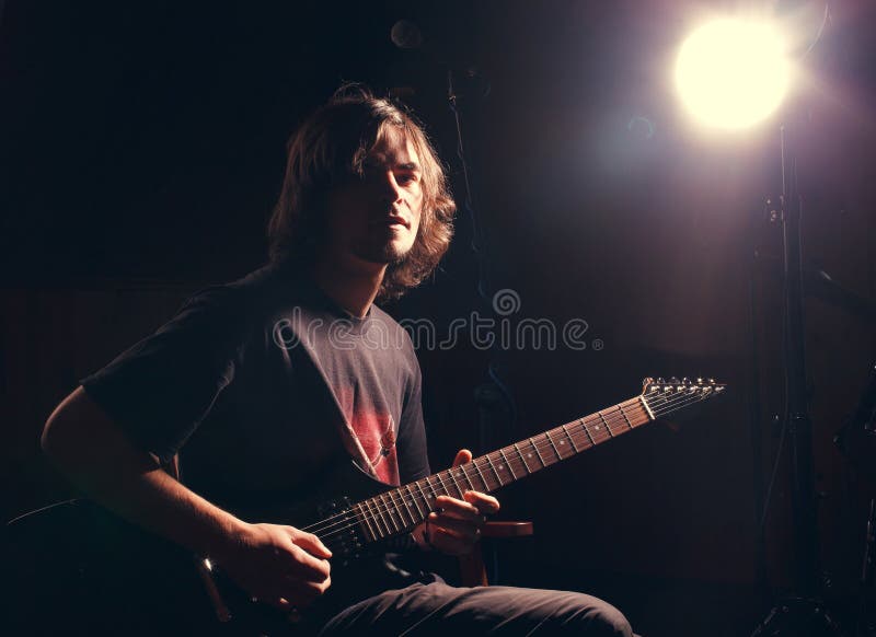 Juego del guitarrista en la guitarra eléctrica fotografía de archivo libre de regalías Juego del guitarrista en la guitarra eléctrica fotografía de archivo libre de regalías