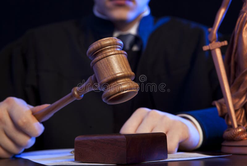 Juez masculino In una sala de tribunal que pega el mazo imágenes de archivo libres de regalías Juez masculino In una sala de tribunal que pega el mazo imágenes de archivo libres de regalías