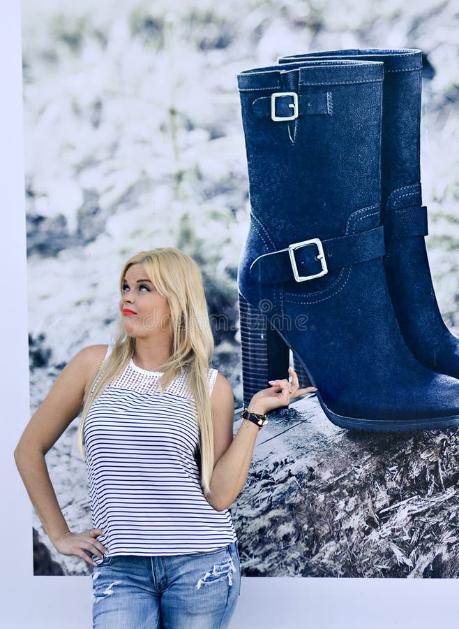 Juez real, perito del arte y belleza La gran estimación del crítico, evalúa la calidad de los zapatos, ropa y tiendas, comerciali imagen de archivo libre de regalías Juez real, perito del arte y belleza La gran estimación del crítico, evalúa la calidad de los zapatos, ropa y tiendas, comerciali imagen de archivo libre de regalías