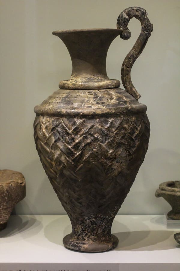 Jug con decoración que imita a basketru knossospalace 160014500 bc. museo arqueológico de heraklion imagen de archivo libre de regalías
