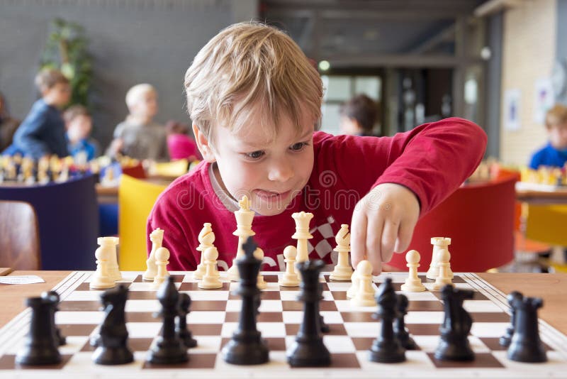 Jugador de ajedrez joven en un torneo