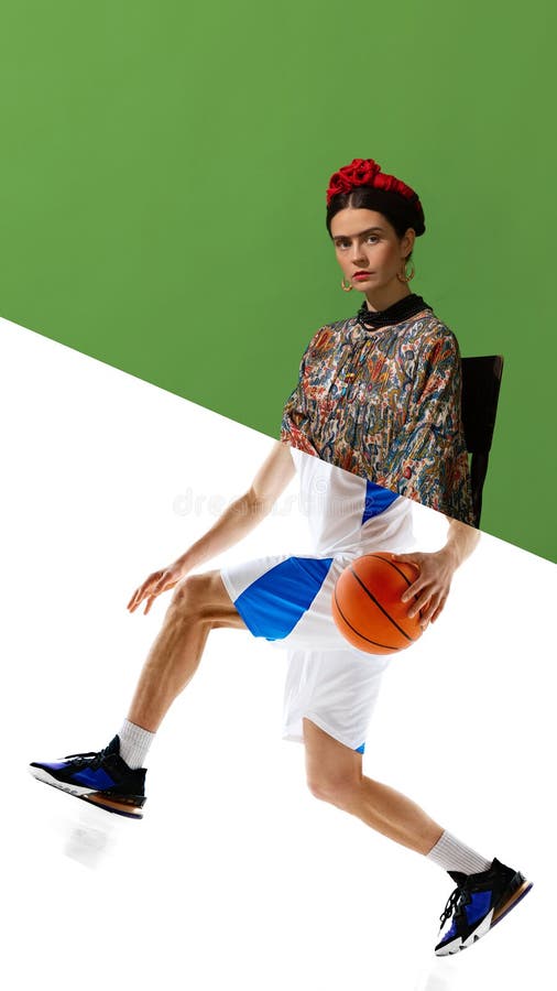 Jugador de baloncesto de frida. collage creativo. mujer que se parece a frida kahlo desde la cintura con un cuerpo de jugador de b imagen de archivo libre de regalías