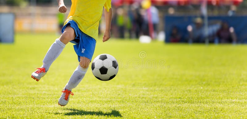 Jugador Fútbol Joven Que Golpea La Bola Con El Pie Imagen de archivo - Imagen de feliz, actividad: 136273201