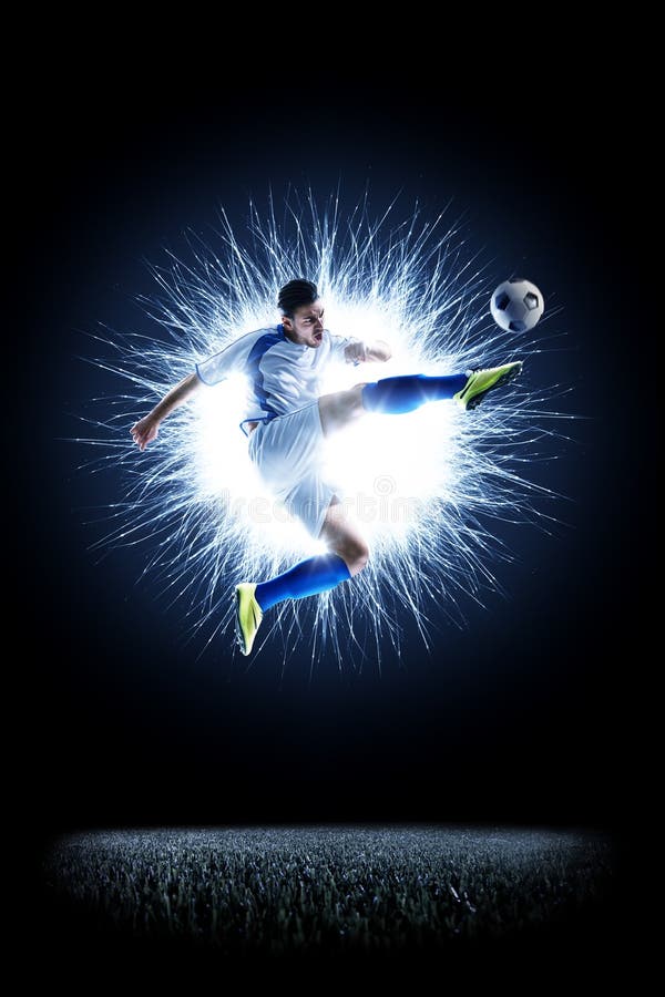 Jugador de fútbol del fútbol profesional en la acción en negro imágenes de archivo libres de regalías Jugador de fútbol del fútbol profesional en la acción en negro imágenes de archivo libres de regalías