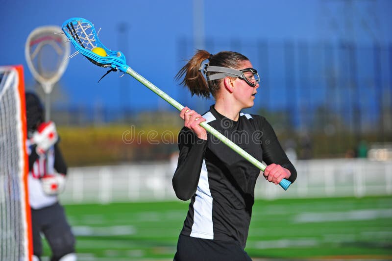 Jugador de la muchacha del lacrosse listo para pasar foto de archivo Jugador de la muchacha del lacrosse listo para pasar foto de archivo