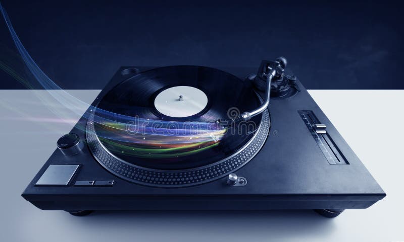 Jugador de música que juega música del vinilo con las líneas abstractas coloridas foto de archivo Jugador de música que juega música del vinilo con las líneas abstractas coloridas foto de archivo