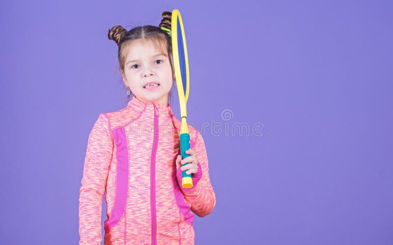 Jugador de tenis doble del peinado del bollo del ni?o lindo de la muchacha Ni?ez y juegos activos Educaci?n del deporte Peque?os imagen de archivo Jugador de tenis doble del peinado del bollo del ni?o lindo de la muchacha Ni?ez y juegos activos Educaci?n del deporte Peque?os imagen de archivo