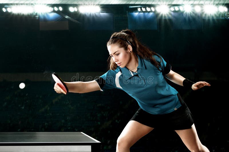 Jugador de tenis hermoso joven de la mujer en juego en fondo negro Tiro de la acción imagenes de archivo Jugador de tenis hermoso joven de la mujer en juego en fondo negro Tiro de la acción imagenes de archivo