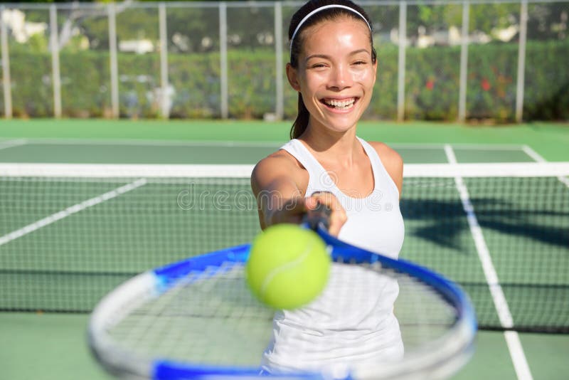 Jugador de tenis - mujer que muestra la bola y la estafa fotografía de archivo Jugador de tenis - mujer que muestra la bola y la estafa fotografía de archivo