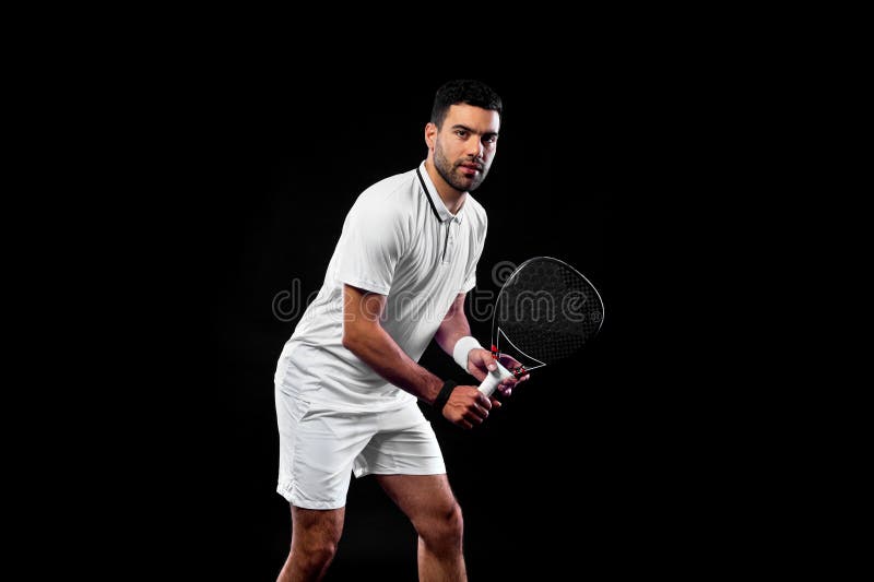 Jugador de tenis de pádel hombre atleta con raqueta de pádel tenis sobre  fondo negro concepto deportivo descargar