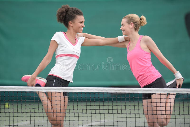 Jugador de tenis de sexo femenino feliz dos fotos de archivo libres de regalías Jugador de tenis de sexo femenino feliz dos fotos de archivo libres de regalías