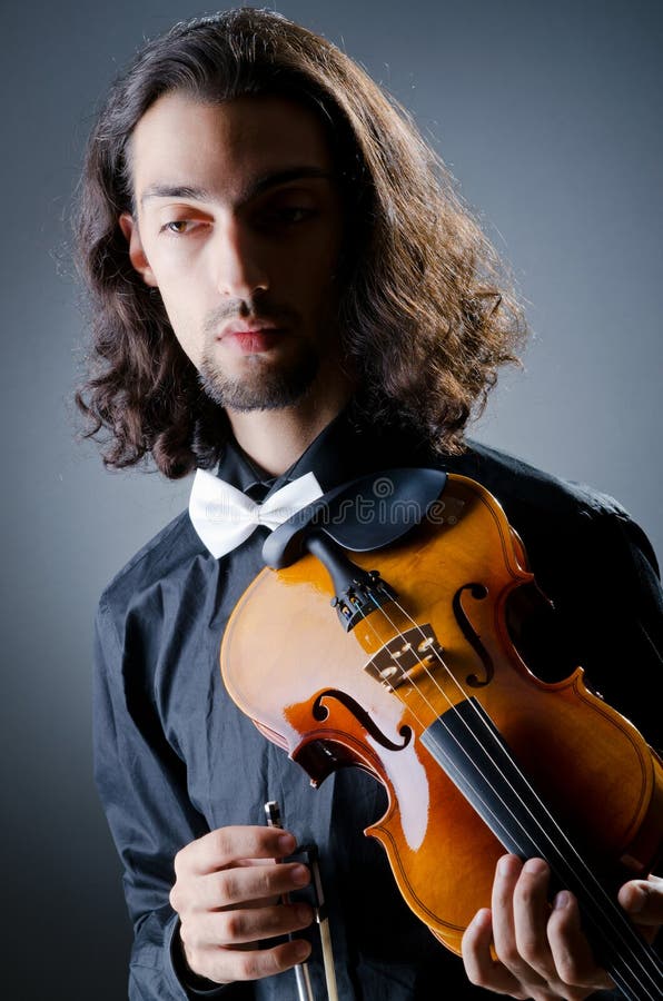 Jugador del violín que juega el intstrument