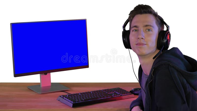 Jugador emocionado con auriculares sonriendo a la cámara sobre fondo blanco. almacen de metraje de vídeo