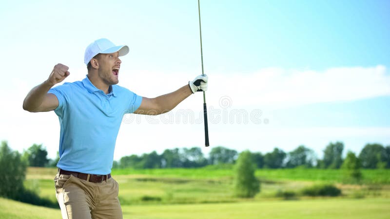 Jugador principiante de golf con club en la mano regocijándose con éxito de tiro, suerte y deporte