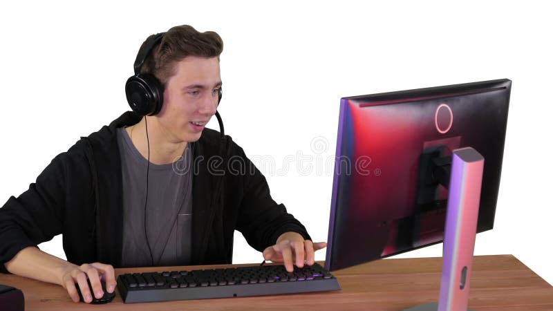 Jugador profesional juega videojuego en su ordenador y comenta su flujo sobre fondo blanco. metrajes