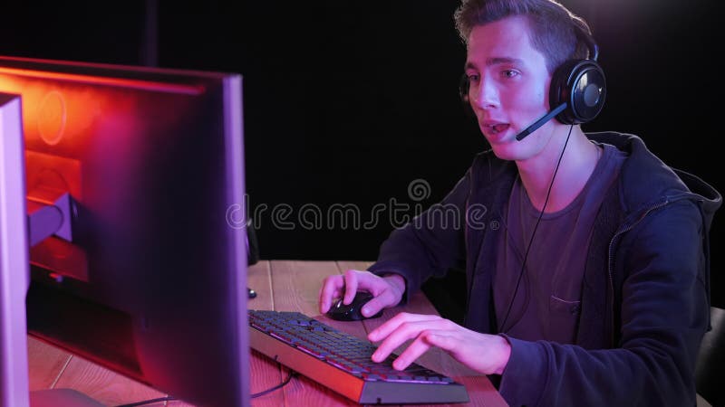 Jugador profesional o streamer jugar y comentar videojuego en línea. almacen de metraje de vídeo