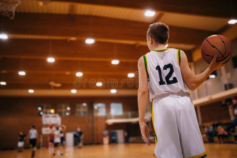 Jugadores de baloncesto más jóvenes juegan Juego del equipo de baloncesto masculino de la escuela primaria