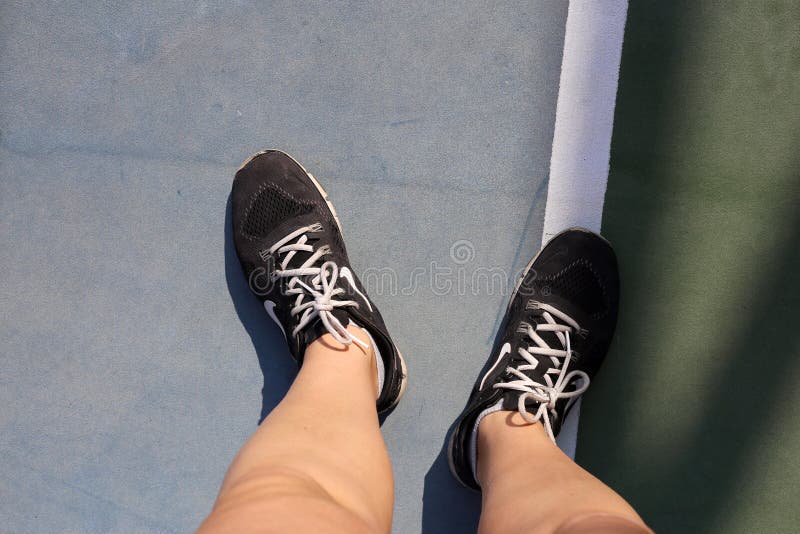 Jugadores De De Nike Y Pista De Tenis Dubai Uae Imagen de editorial - Imagen de piernas, atlético: 182172554