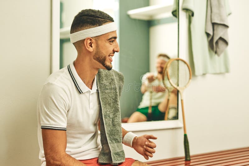 Jugadores y hombres de la cancha de squash con gimnasio y relajarse con la competencia y el hobby. La gente raquea y imágenes de archivo libres de regalías