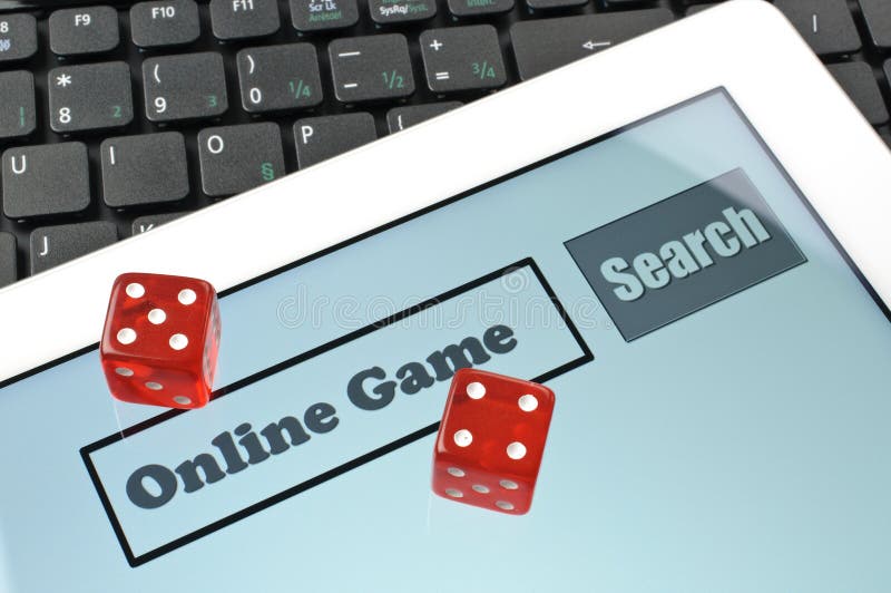 Jugando los dados para el juego en línea imagen de archivo libre de regalías Jugando los dados para el juego en línea imagen de archivo libre de regalías