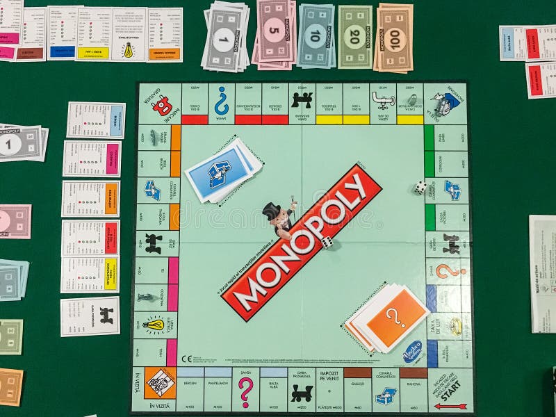 Jugar al juego de mesa del monopolio fotos de archivo Jugar al juego de mesa del monopolio fotos de archivo
