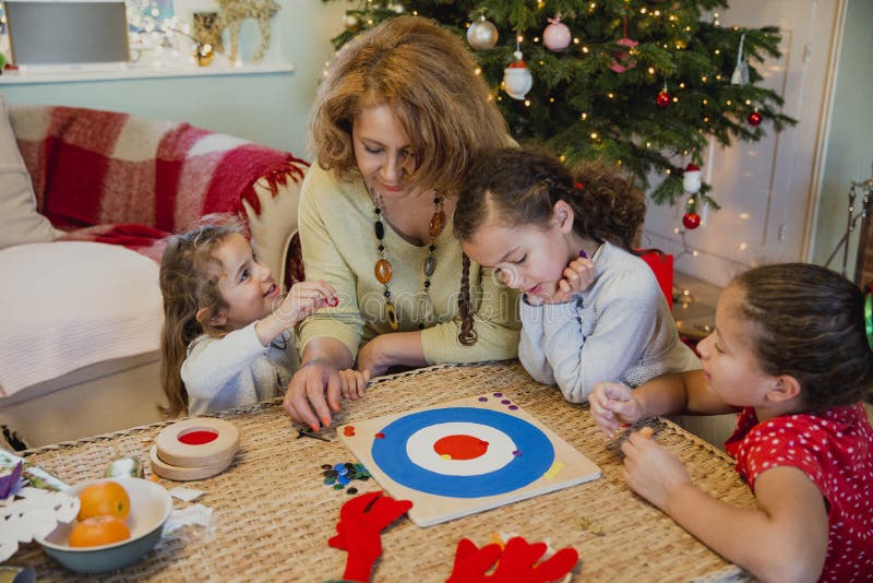 Jugar a los juegos de mesa en la Navidad imagenes de archivo Jugar a los juegos de mesa en la Navidad imagenes de archivo