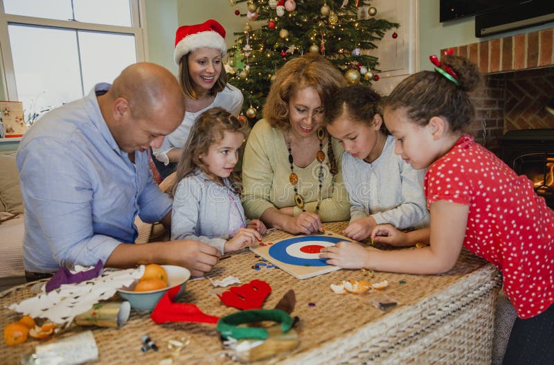 Jugar a los juegos de mesa en la Navidad imágenes de archivo libres de regalías Jugar a los juegos de mesa en la Navidad imágenes de archivo libres de regalías