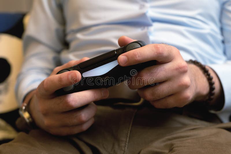 Jugar a un adulto que sostiene el simulador joypad Juego de juego con controlador de gamepad foto de archivo
