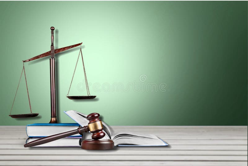 Juge Scales et livres et table en bois du marteau o photographie stock libre de droits Juge Scales et livres et table en bois du marteau o photographie stock libre de droits